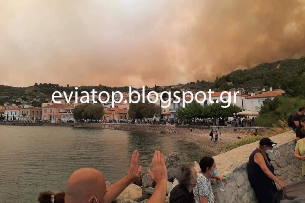 Φωτιά στην Εύβοια: Δραματικές εικόνες στη Λίμνη – 1.500 άνθρωποι περιμένουν στην ουρά για να σωθούν