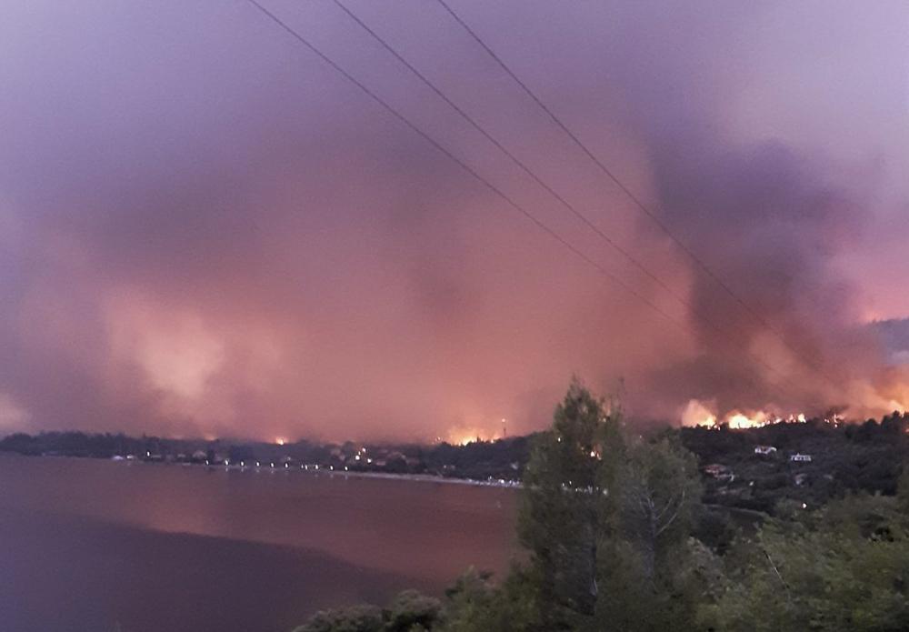 Φωτιά στην Εύβοια: «Η τελική μάχη» στις Ροβιές - Ζώνη δίπλα στα σπίτια κάνουν οι πυροσβέστες - Στις παραλίες οι κάτοικοι