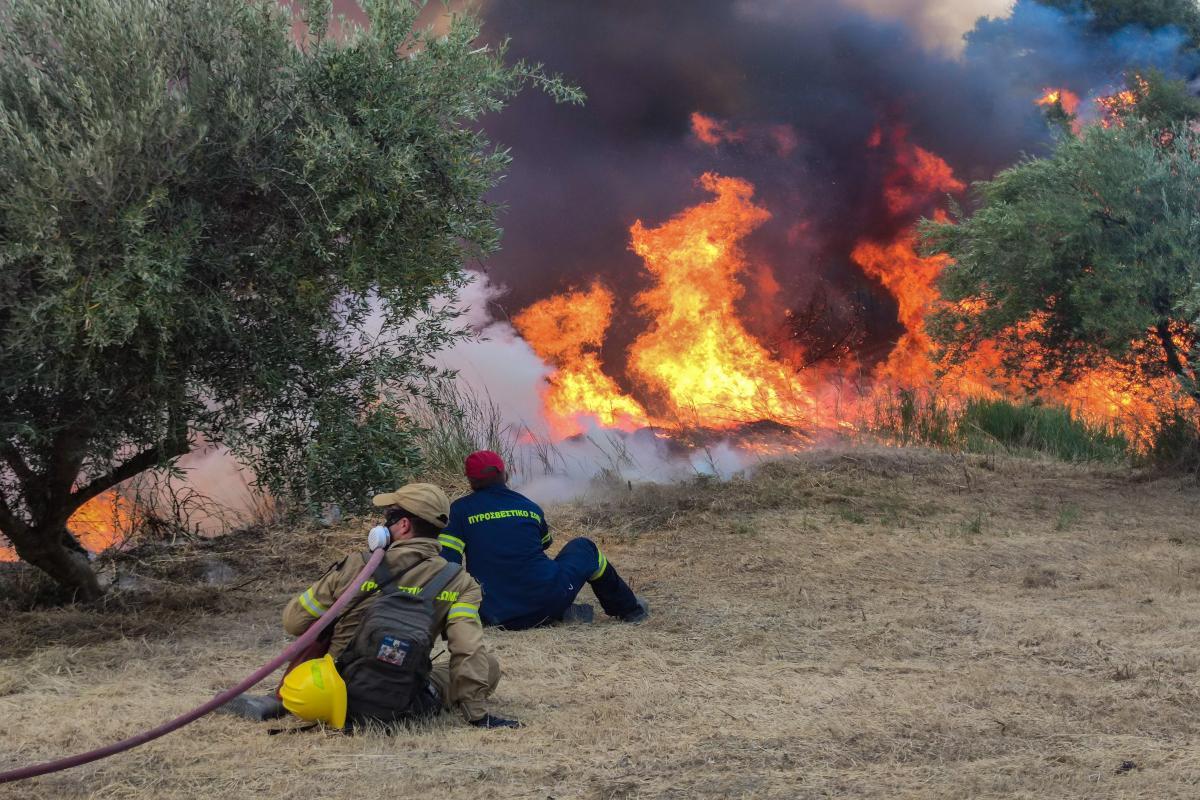 Φωτιά στην Ηλεία: Απέλπιδα κραυγή από κάτοικο στο χωριό Κλάδεος – «Υπάρχουν εγκλωβισμένοι στο χωριό μας»