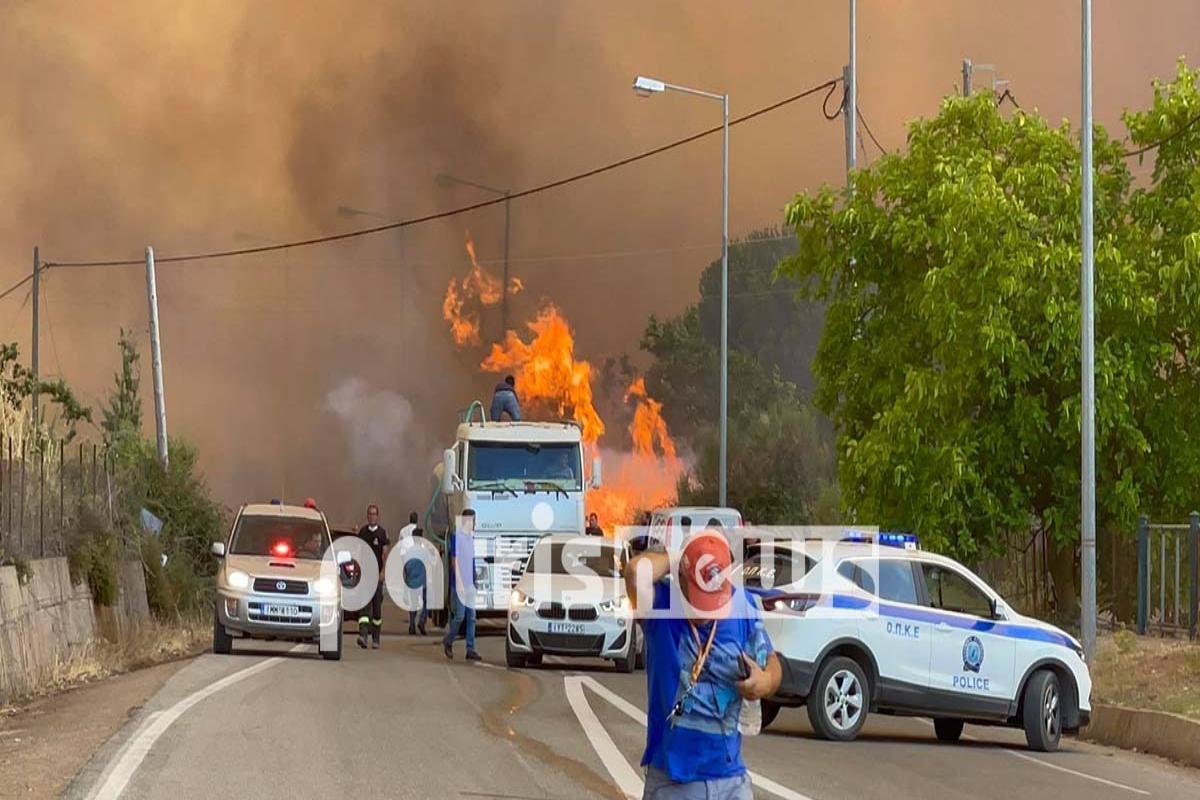 Φωτιά στην Ηλεία: Πύρινη κόλαση στο Λάλα – Τυλίγονται στις φλόγες σπίτια και επιχειρήσεις