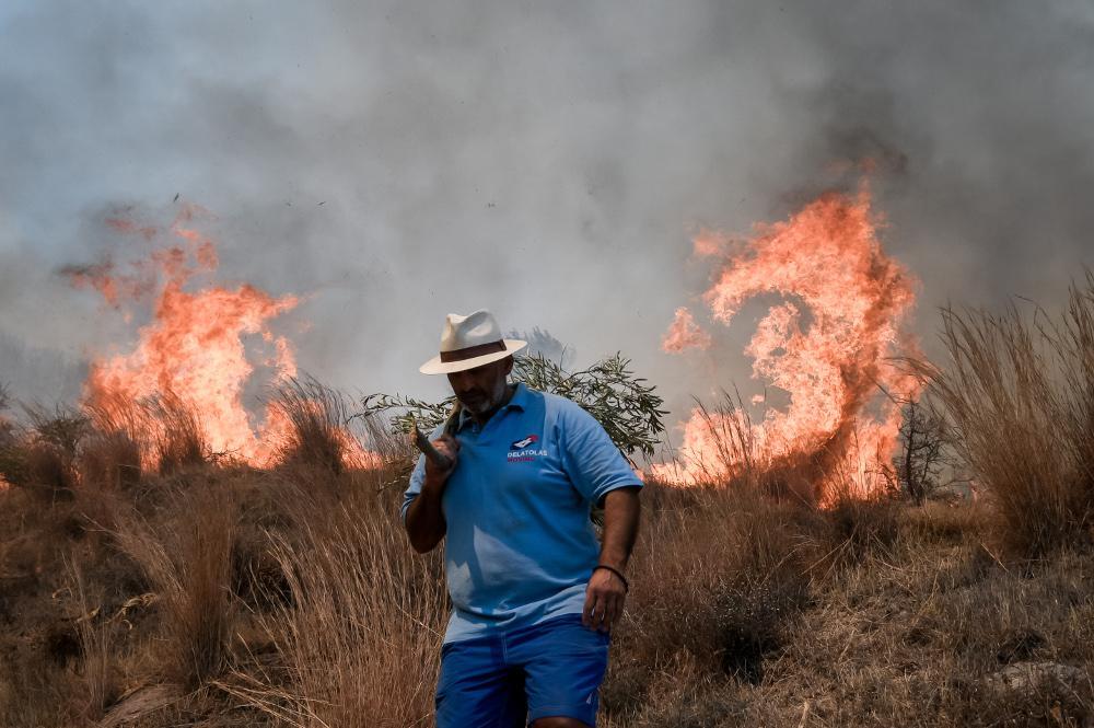 Φωτιά στην Κερατέα: «Υποψιαζόμαστε ανθρώπινο χέρι - Οι κάτοικοι άκουσαν έκρηξη», λέει ο δήμαρχος Λαυρεωτικής - Ποια η εικόνα στα πύρινα μέτωπα