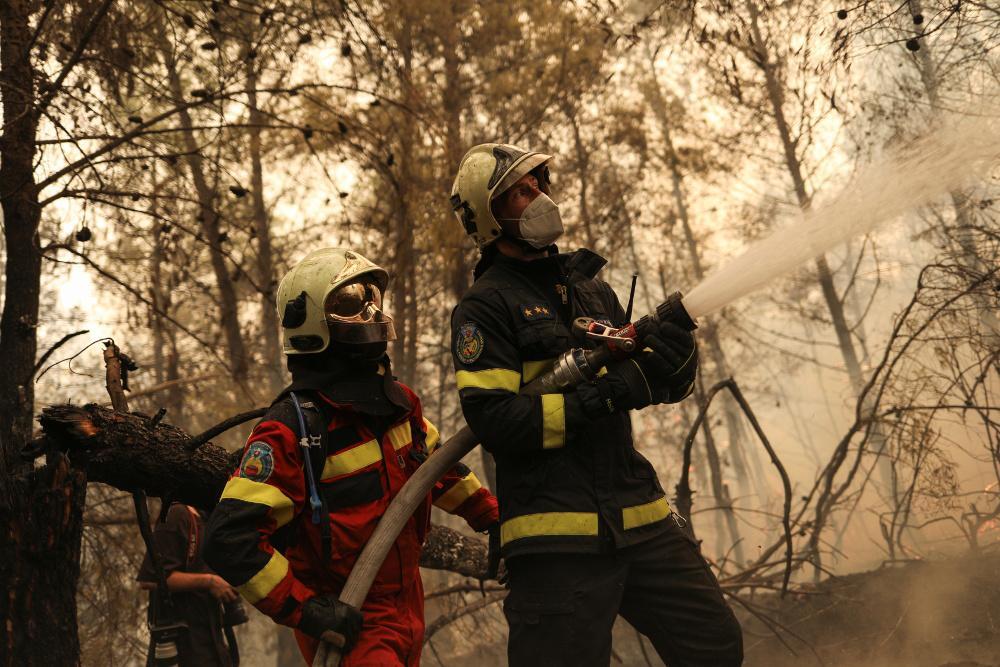 Φωτιά σε Πάρνηθα και Κάλαμο: Υπό μερικό έλεγχο τα πύρινα μέτωπα