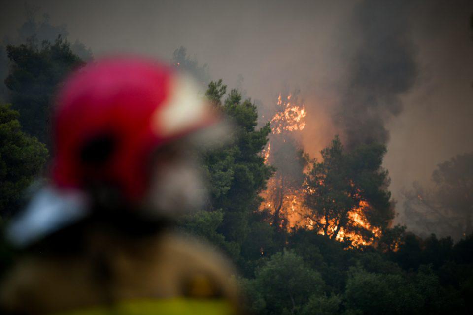 Φωτιές: 299 πυροσβέστες επιχειρούν στα Βίλια –Στη μάχη της κατάσβεσης και 61 Ρουμάνοι πυροσβέστες