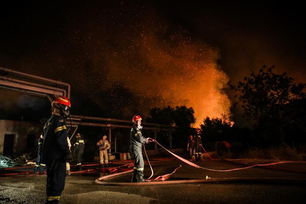 Φωτιά στη Βαρυμπόμπη - Συγκλονίζει πυροσβέστης: Έτσι σώσαμε τον Πυροσβεστικό Σταθμό - Κάναμε το ακατόρθωτο