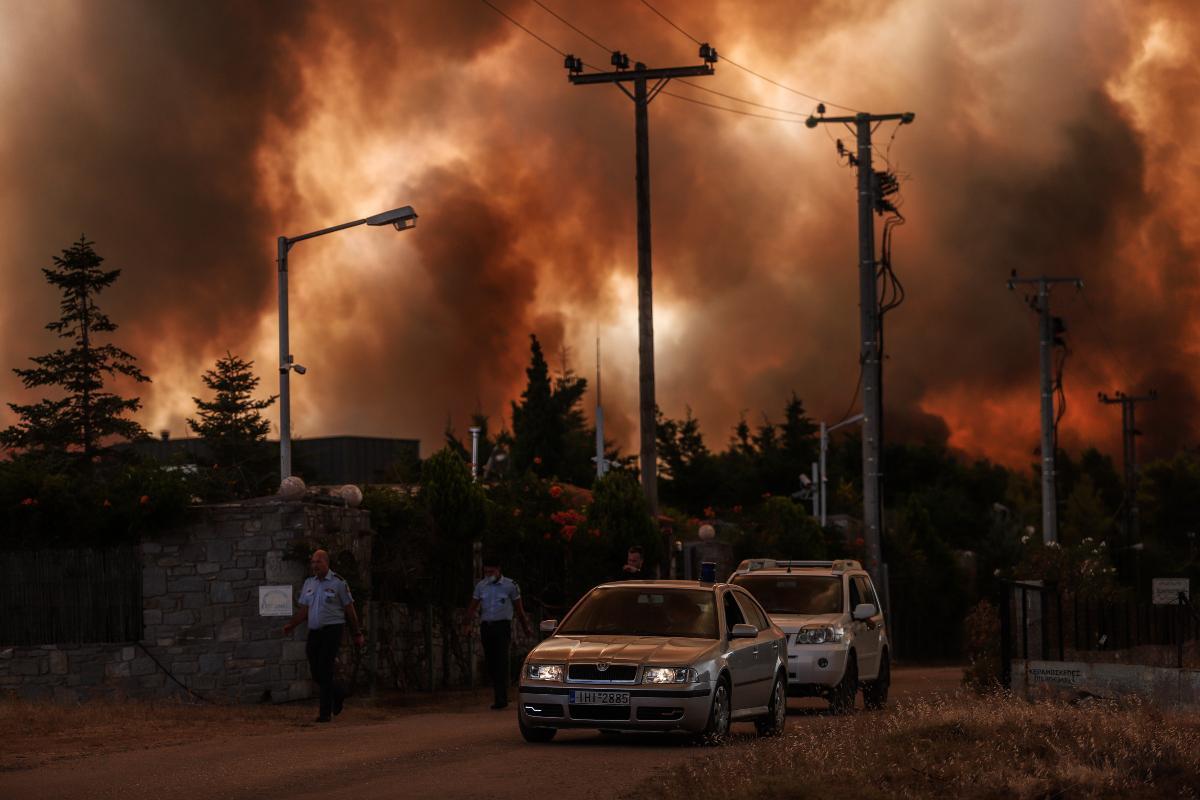 Φωτιά στη Βαρυμπόμπη: Πυροσβέστης έπεσε σε πηγάδι την ώρα που έσβηνε την φωτιά – Κινητοποίηση από το ΕΚΑΒ