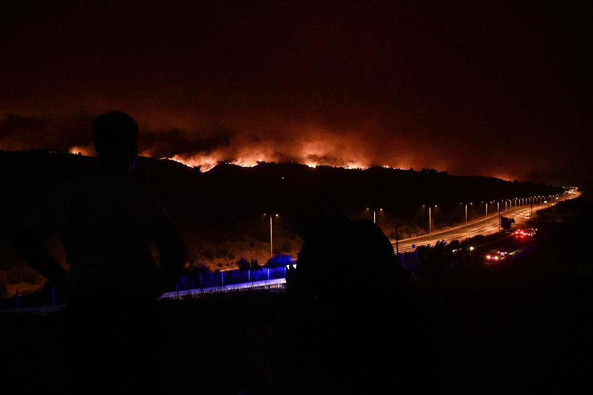Φωτιά στη Βαρυμπόμπη: Εκτός ελέγχου η πύρινη κόλαση - Καίγονται Δροσοπηγή, Κρυονέρι και Αφίδνες, πέρασε την Εθνική η φωτιά [βίντεο]
