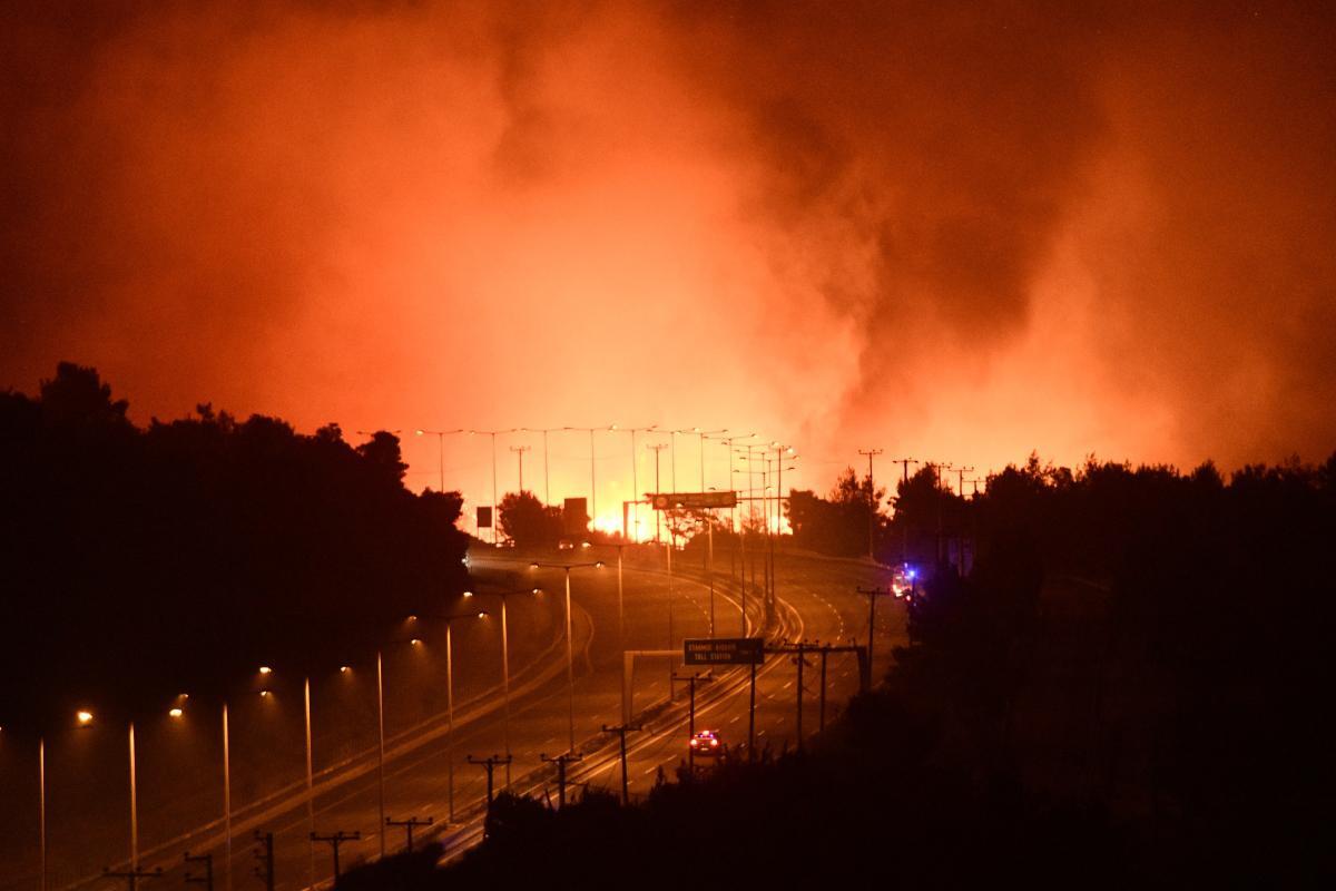 Πύρινη κόλαση στην Αττική – Πέρασε την Εθνική η φωτιά, πλησιάζει στον Άγιο Στέφανο – Εφιαλτικές εικόνες [βίντεο]