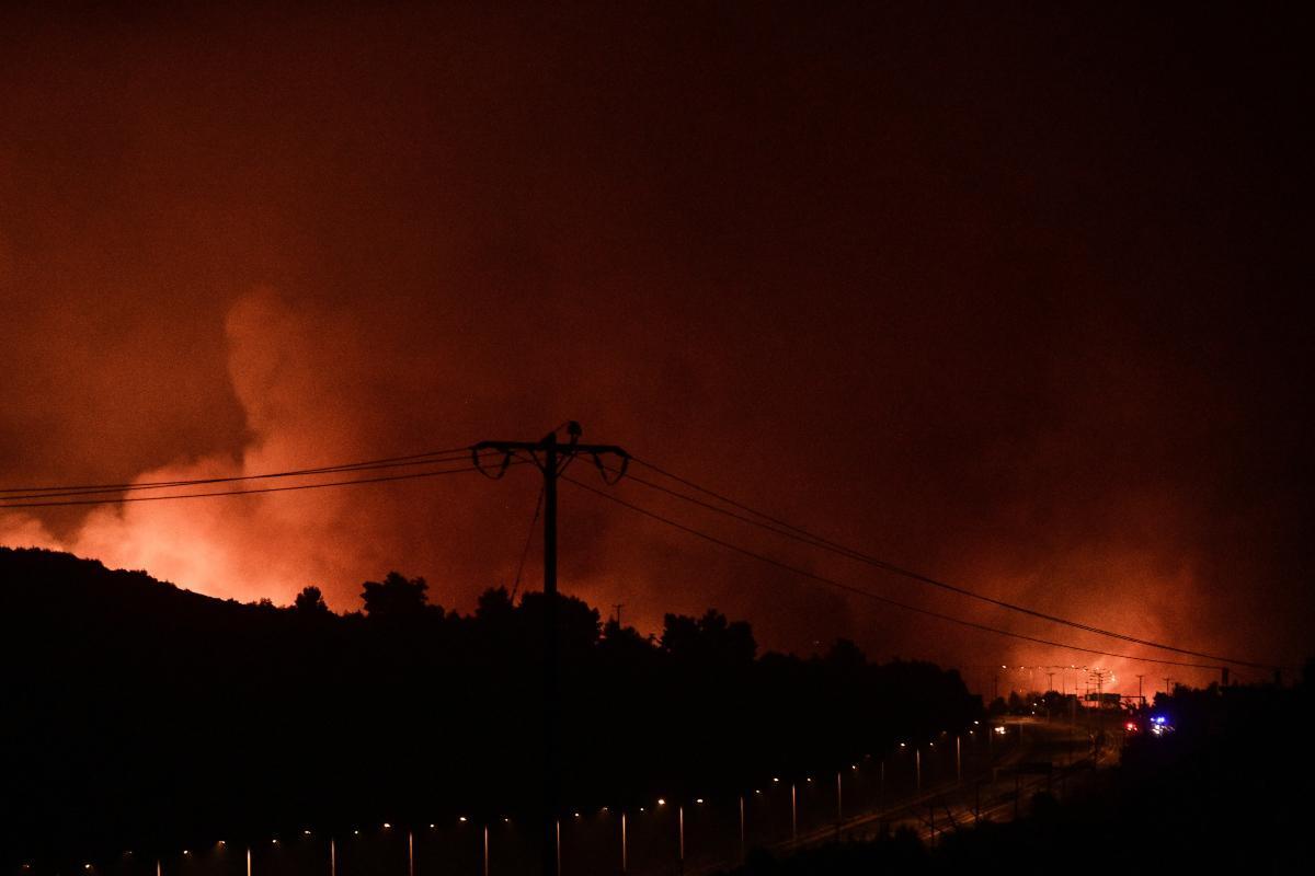Φωτιά: Εκκενώνονται Άγιος Στέφανος, Καπανδρίτι, Πολυδένδρι