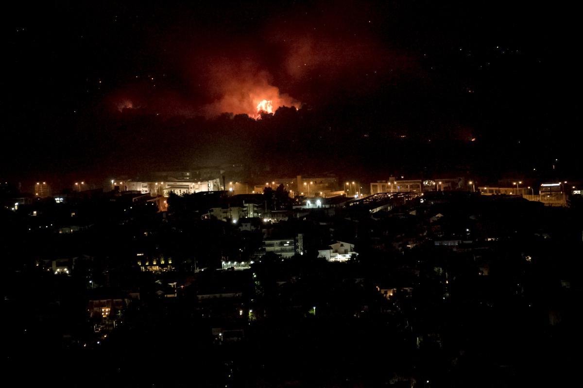Φωτιά σε Βαρυμπόμπη και Εύβοια: Σε επιφυλακή νοσοκομεία και κέντρα υγείας – Αναλυτικά η λίστα