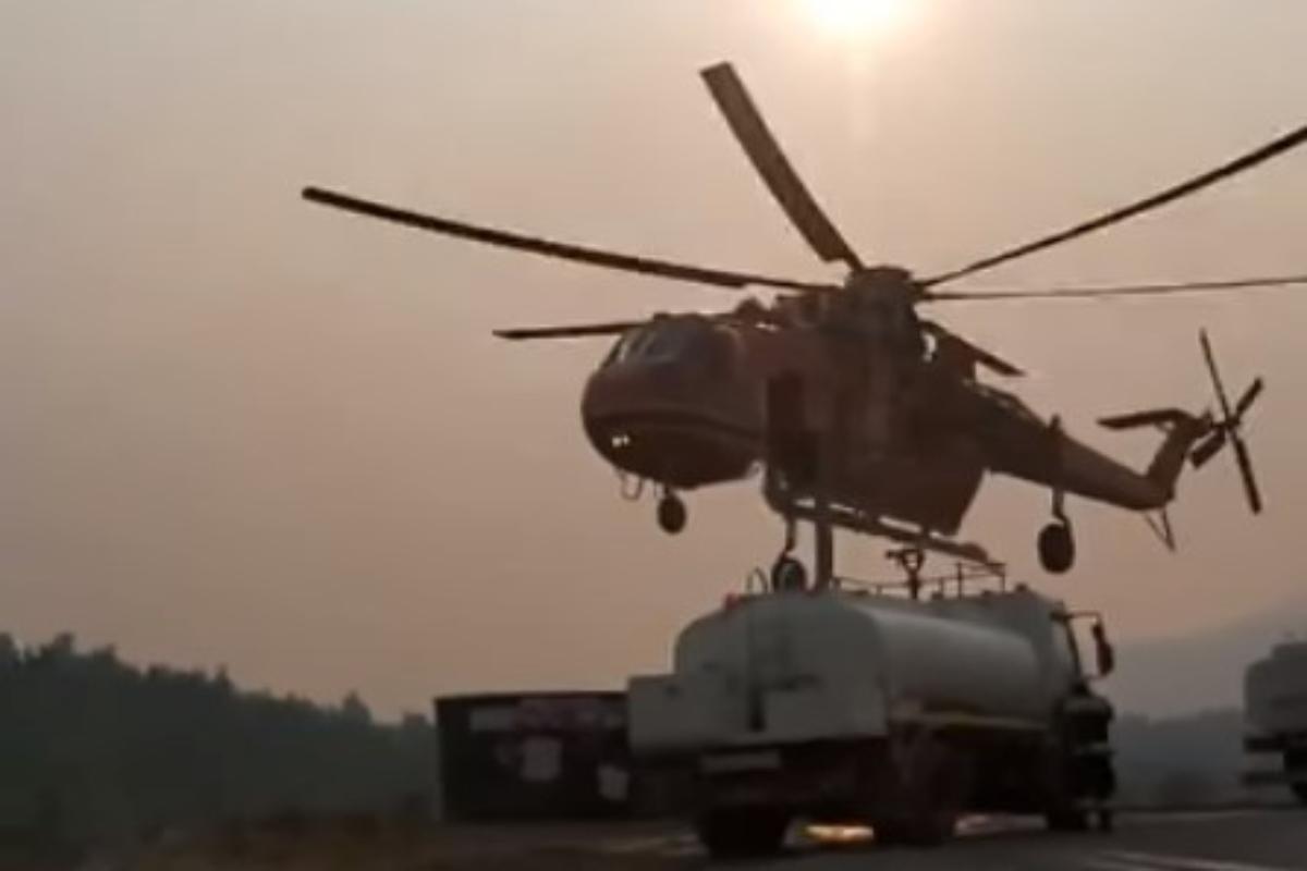 Φωτιά στα Βίλια: Στιγμές αγωνίας στη μάχη της κατάσβεσης - Ελικόπτερο εφοδιάζεται από υδροφόρα [βίντεο]