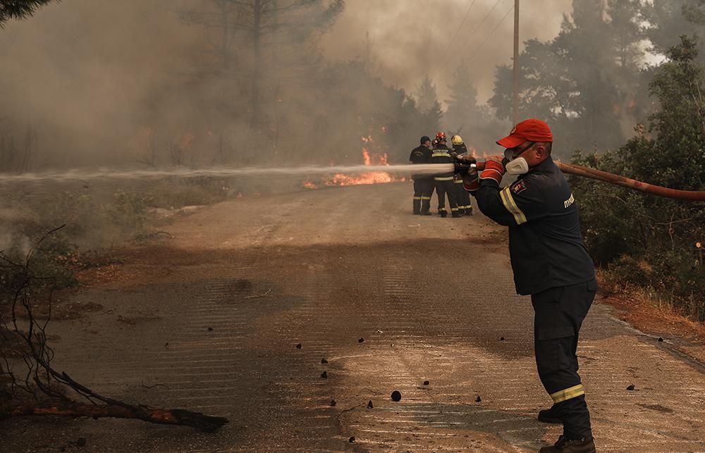 Φωτιές στην Ελλάδα: Ολονύχτια μάχη με τις φλόγες σε Γορτυνία και Εύβοια