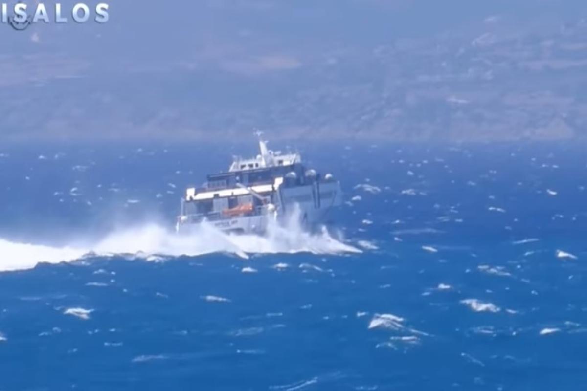 Sifnos Jet: Παλληκάρι ο καπετάνιος - Δείτε τη μάχη που δίνει με τα κύματα μεσοπέλαγα [βίντεο]
