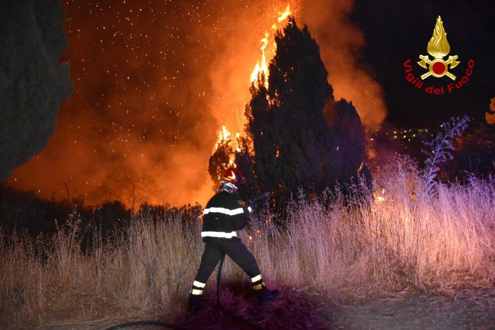 Πέντε, νεκροί από τις πυρκαγιές στην Κάτω Ιταλία [βίντεο]