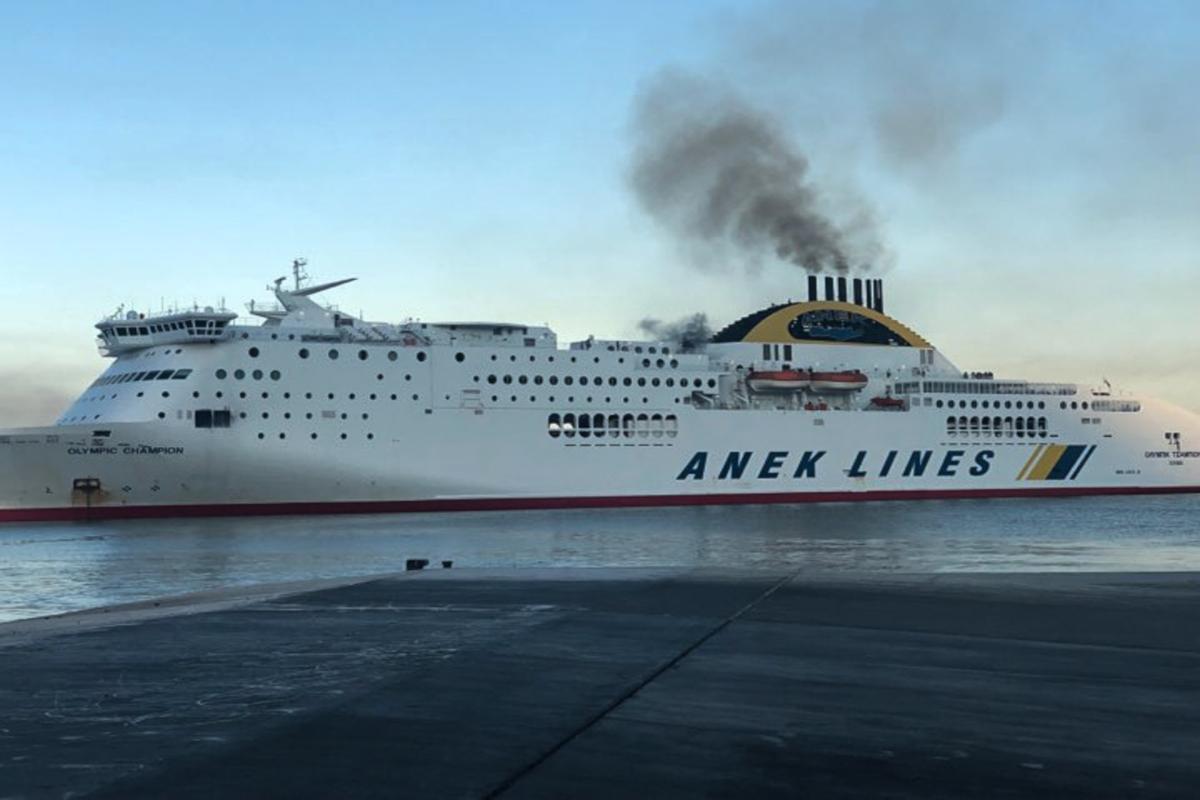 Συναγερμός στο Olympic Champion: Μηχανική βλάβη στο πλοίο – Με το πλοίο «Hellenic Spirit» φτάνουν στον προορισμό τους οι 362 επιβάτες