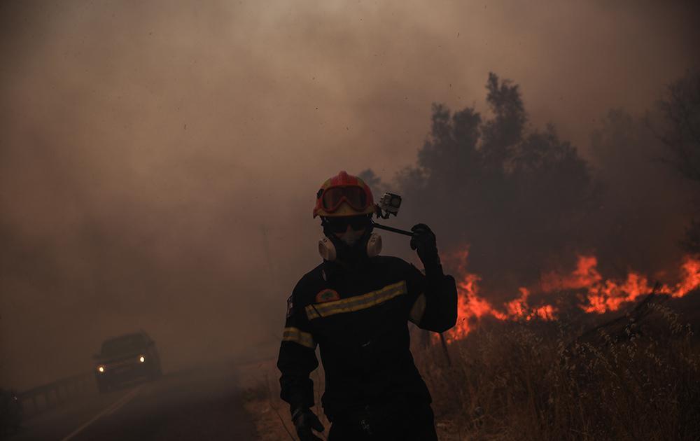 Φωτιά στη Βαρυπόμπη: Ποιοι δρόμοι είναι κλειστοί [συνεχής ενημέρωση]