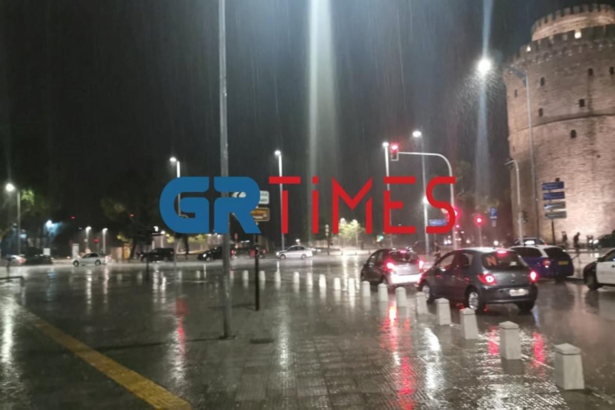 Χαλκιδική: Έγινε η νύχτα μέρα από τους κεραυνούς – Ποτάμια οι δρόμοι, απίστευτες εικόνες [βίντεο]