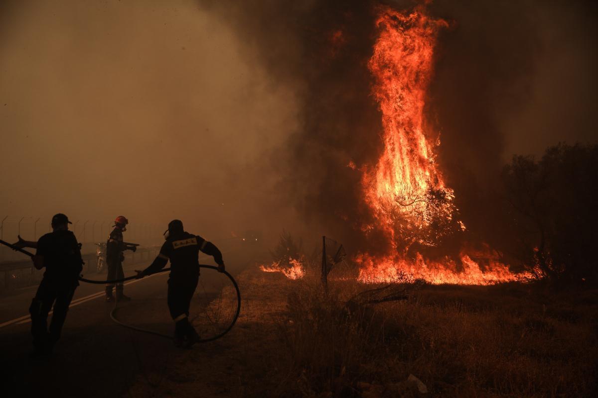 Πύρινη κόλαση στην Βαρυμπόμπη: Καίγονται σπίτια - Εκκενώνονται Θρακομακεδόνες, Άνω Βαρυμπόμπη, Αδάμες, Μορτερό, Φασίδερη