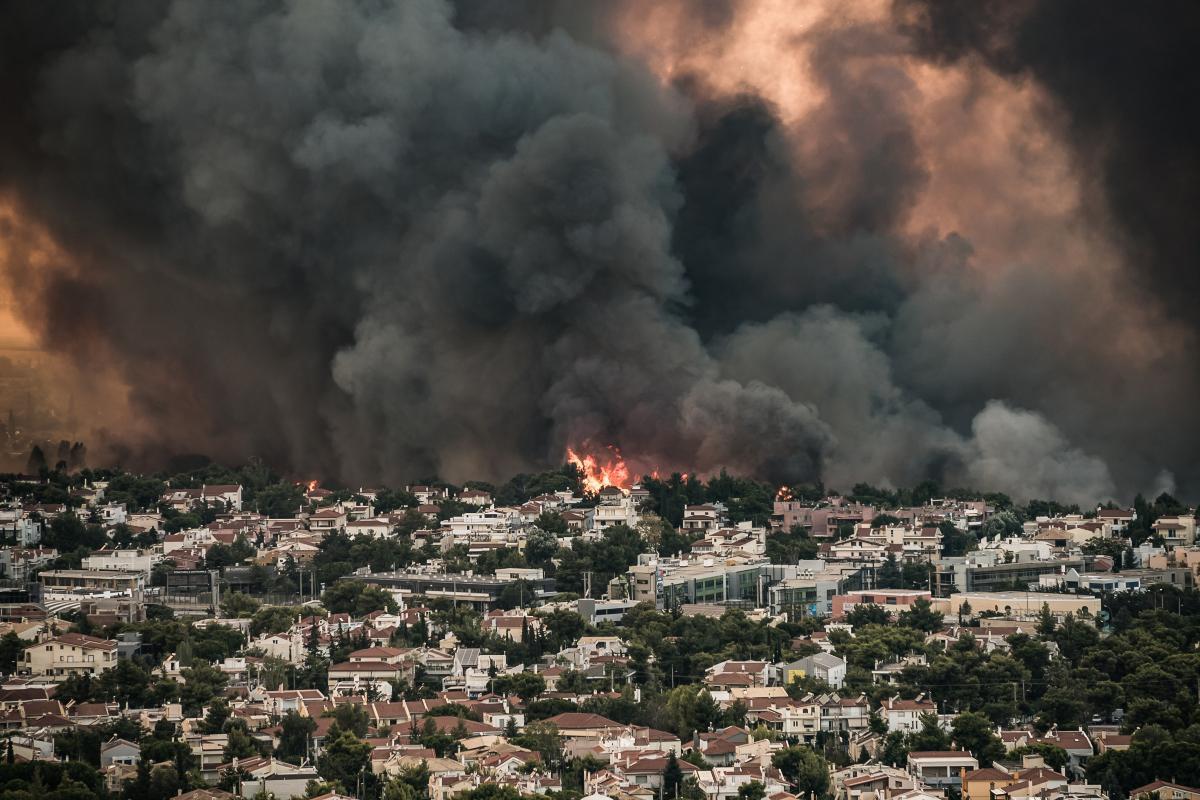 Φωτιά στην Βαρυμπόμπη: Καταστράφηκε ολοσχερώς αίθουσα εκδηλώσεων – Απίστευτες εικόνες