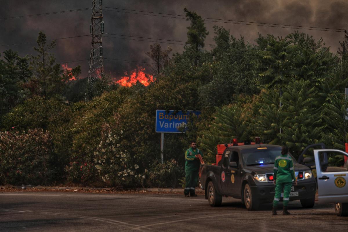Φωτιά στην Βαρυμπόμπη: Μαίνεται το πύρινο μέτωπο, εκκενώνεται ο οικισμός Αδάμες – Νέο μήνυμα από το 112