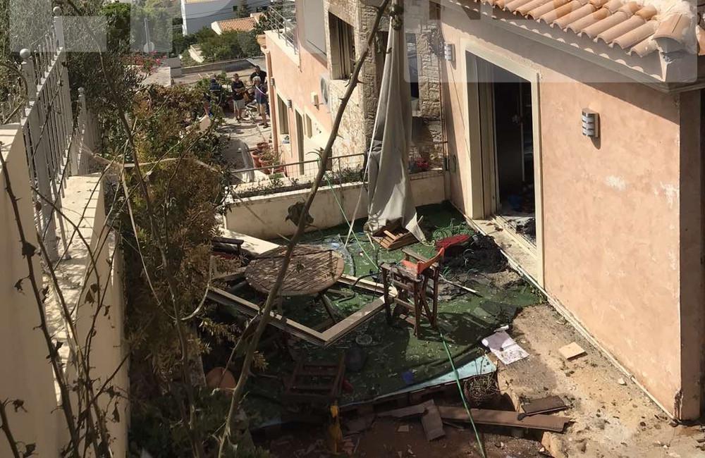 Έκρηξη στα Καλύβια: «Βομβαρδισμένο» το σπίτι – Σοβαρή η κατάσταση του πατέρα