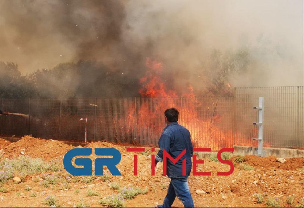Θεσσαλονίκη: Μεγάλη φωτιά κοντά στο Διαβαλκανικό – Κινητοποιήθηκε η Πυροσβεστική, δεν απειλείται το ξενοδοχείο