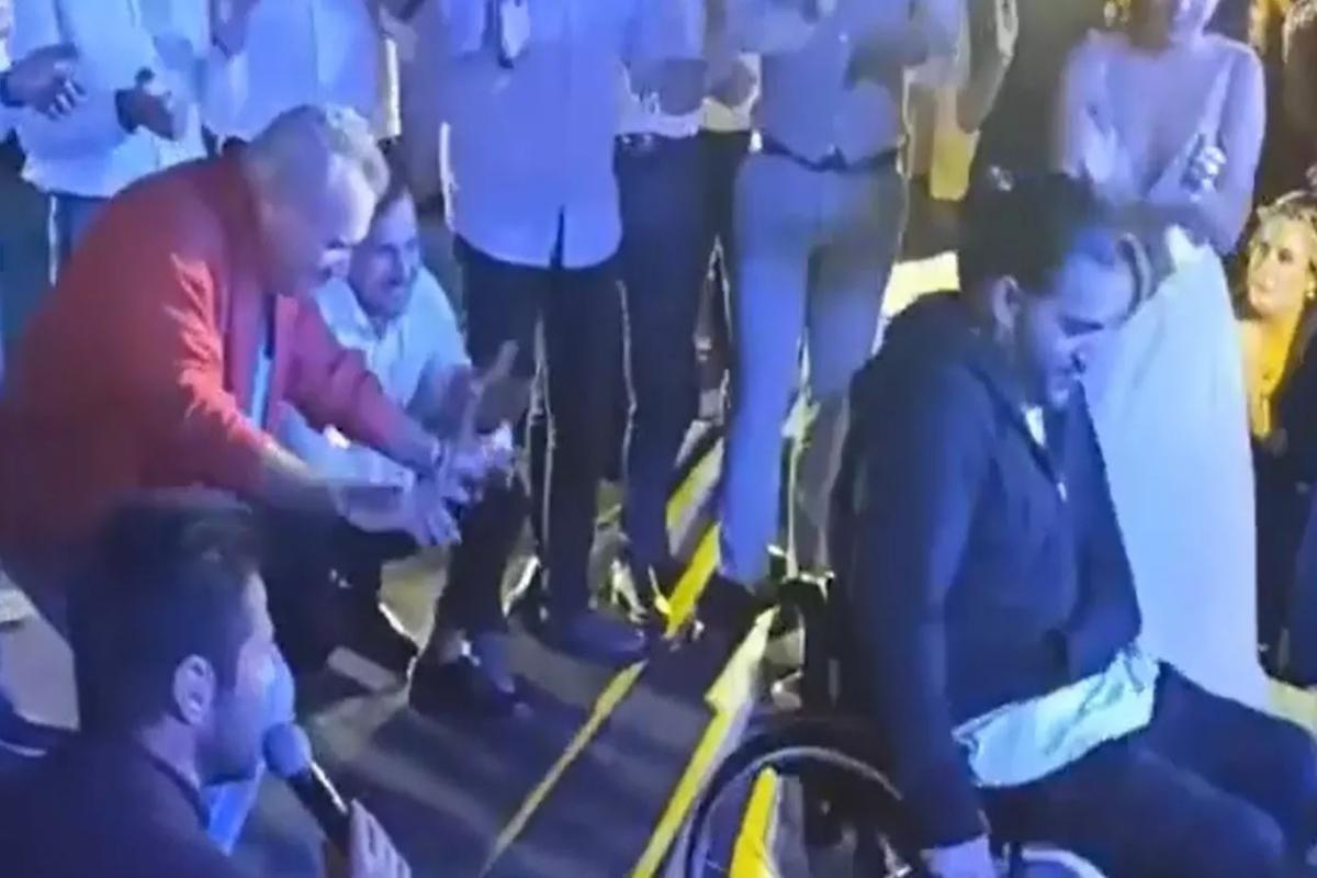 Λέσβος: Χόρεψε ζεϊμπέκικο σε αναπηρικό αμαξίδιο και τους ξεσήκωσε όλους - Η άγνωστη ιστορία ζωής πίσω από το βίντεο