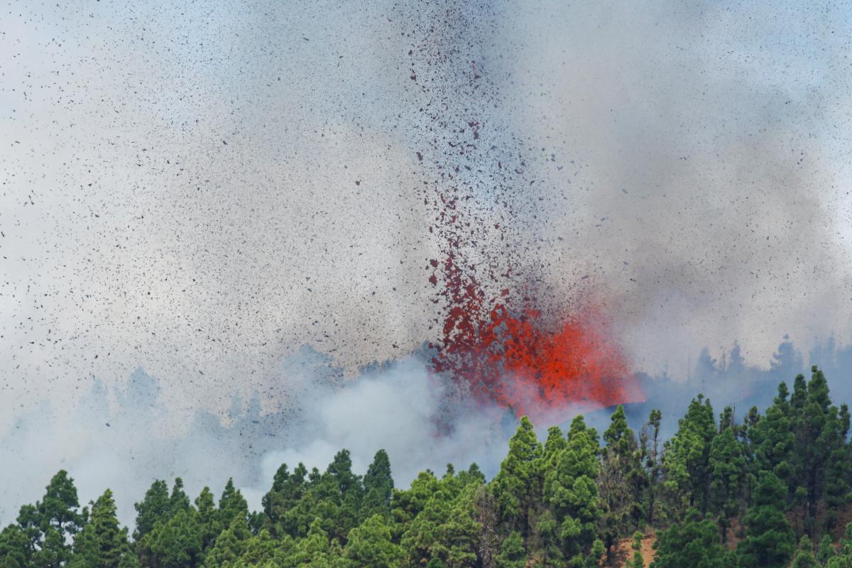 Ισπανία: «Εφιάλτης» στο νησί Λα Πάλμα από έκρηξη ηφαιστείου – Απομακρύνθηκαν οι κάτοικοι, δείτε LIVE εικόνα