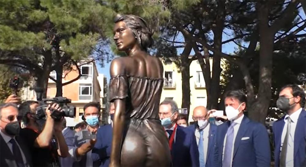 Ιταλία: Σάλος και οργή για το άγαλμα που θεωρήθηκε σεξιστικό