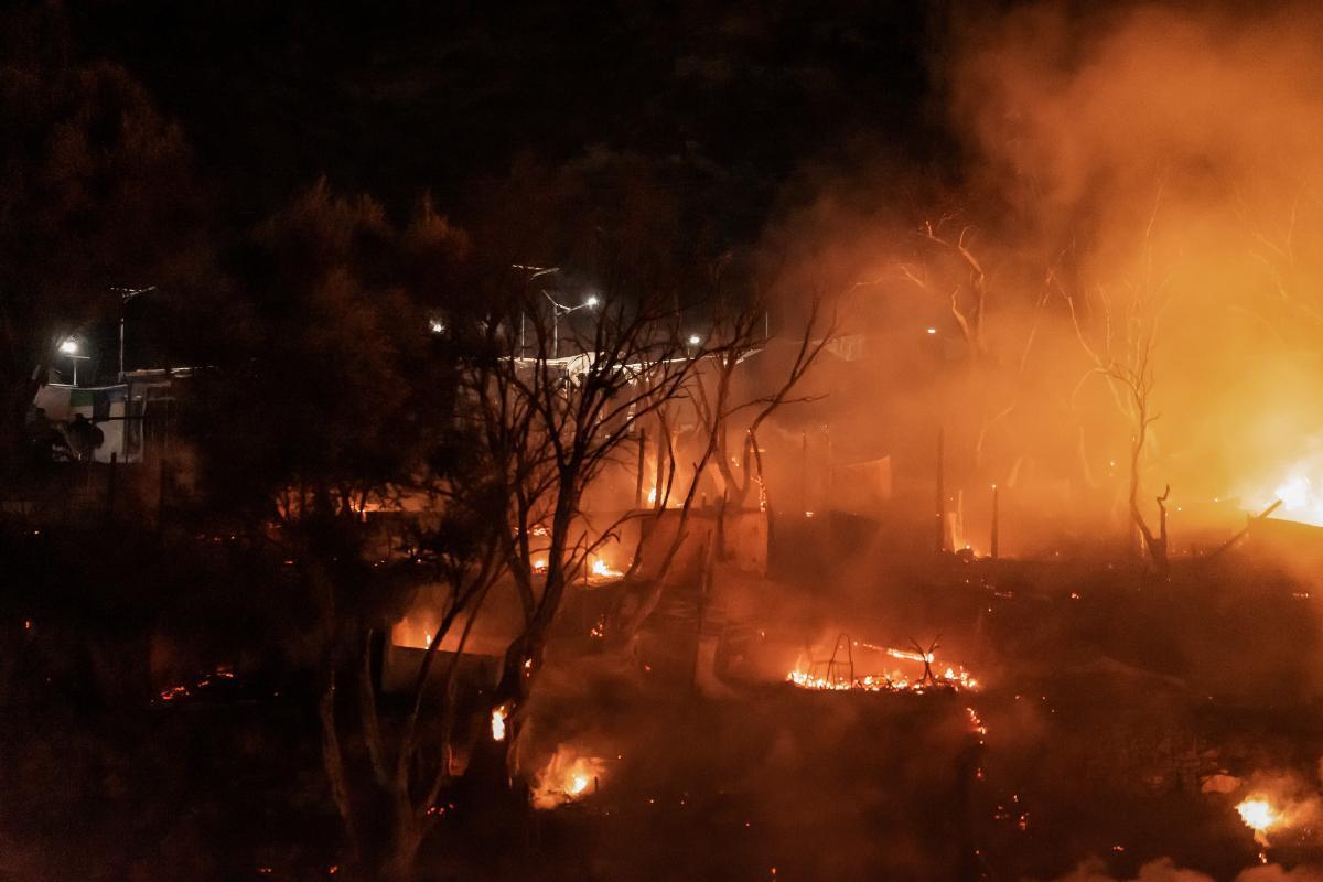 Σάμος: Φωτιά στο ΚΥΤ, συναγερμός στην Πυροσβεστική - Εκκενώθηκε η δομή προσφύγων στο Βαθύ