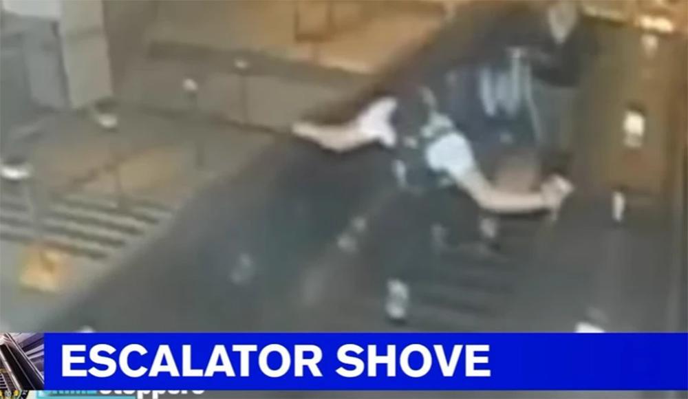 Νέα Υόρκη: Κλωτσά γυναίκα και την ρίχνει από κυλιόμενες σκάλες