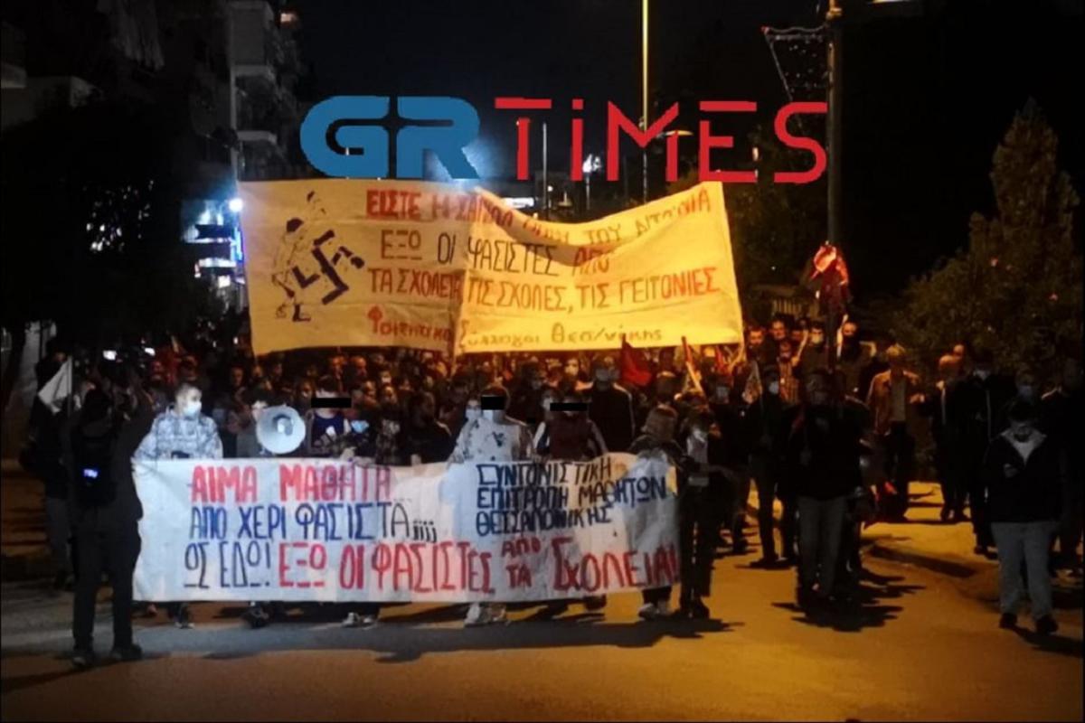 Θεσσαλονίκη: Αντιφασιστική πορεία στους δρόμους της Σταυρούπολης – Εικόνες από τα άγρια επεισόδια στο ΕΠΑΛ [βίντεο]