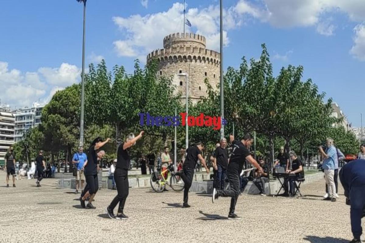 Μίκης Θεοδωράκης: Χορεύουν ζεϊμπέκικο στον Λευκό Πύργο για να τον τιμήσουν [βίντεο]