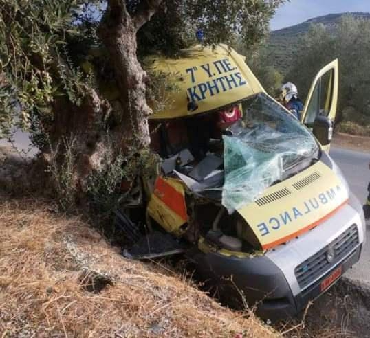 Κρήτη: Ασθενοφόρο έπεσε σε δέντρο, από θαύμα σώθηκαν οι διασώστες