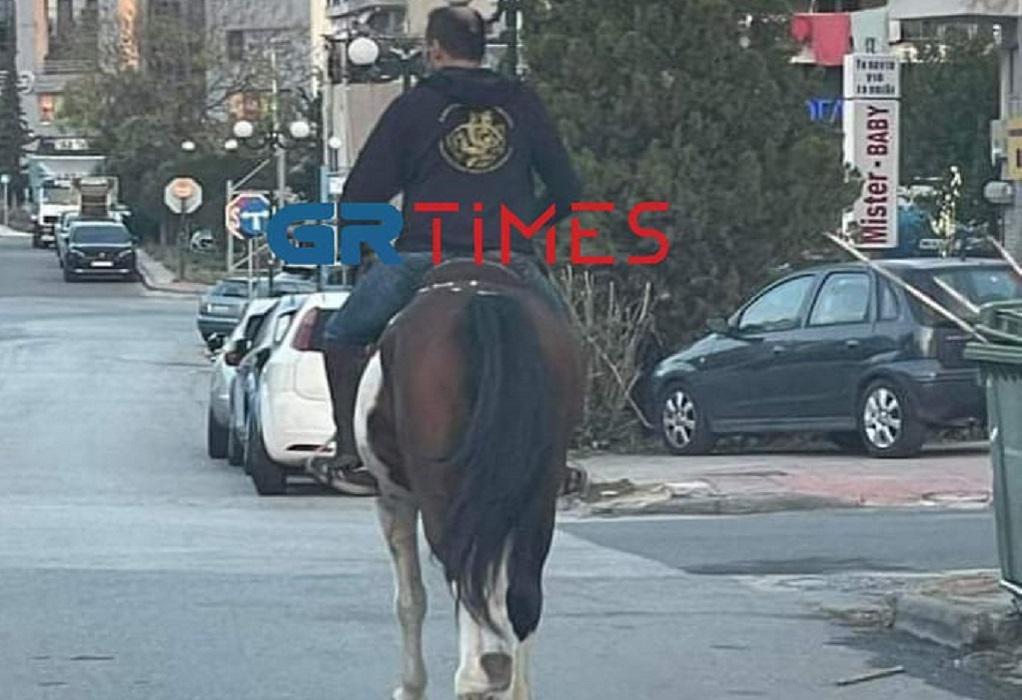 Θεσσαλονίκη: Η φωτογραφία της ημέρας από τον Εύοσμο – Έκανε βόλτα με το άλογό του