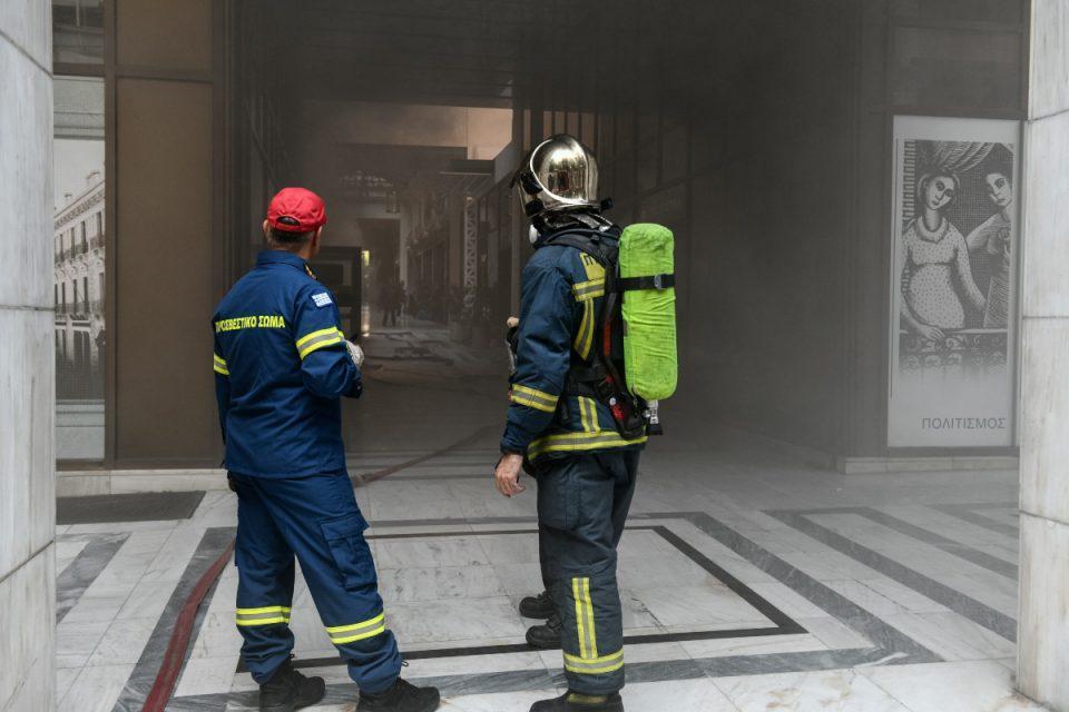 Φωτιά σε κτίριο τράπεζας στο κέντρο της Αθήνας