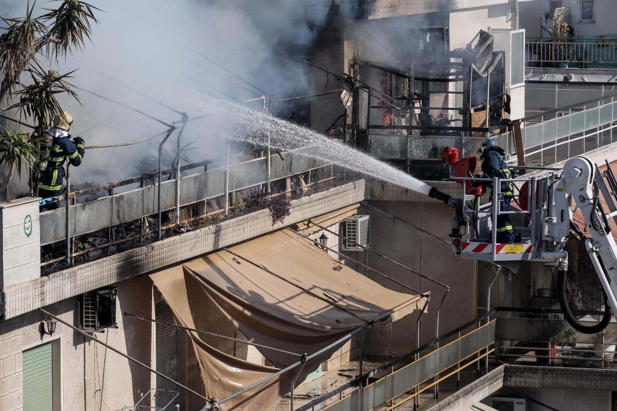 Κολωνός: Μεγάλη φωτιά σε πολυκατοικία – Καίγεται απ’ άκρη σ’ άκρη το διαμέρισμα, συνεχείς εκρήξεις