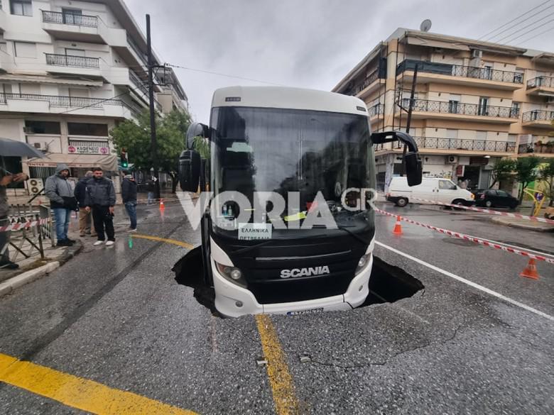 Κακοκαιρία «Μπάλλος»: Ανασύρθηκε το λεωφορείο που «βούλιαξε» στο δρόμο