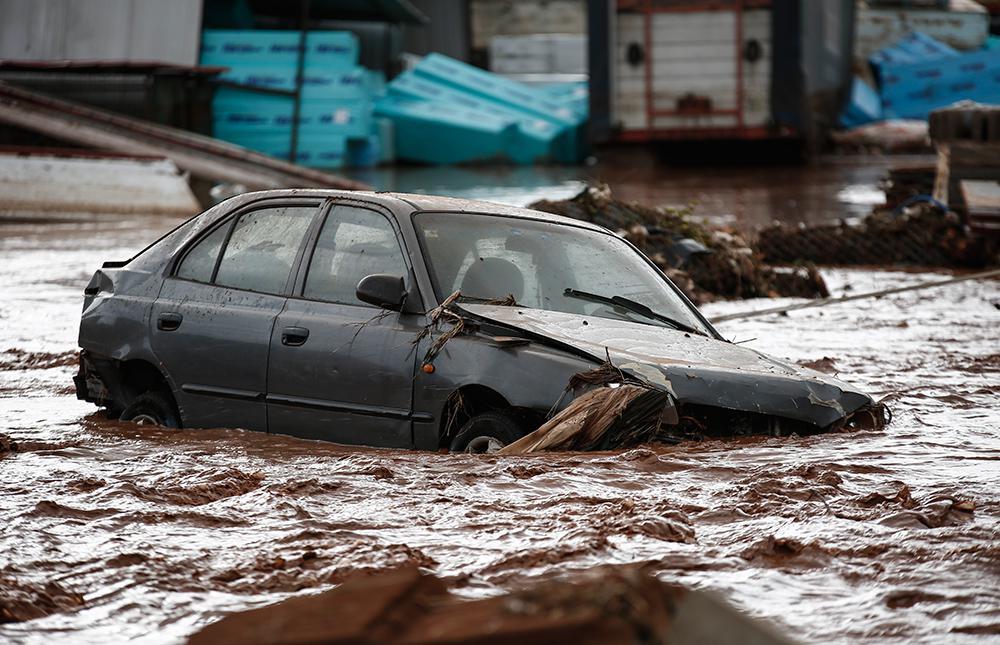 Μάνδρα πλημμύρες Πολιτική Προστασία: Το νέο σποτ για τις πλημμύρες Η ώρα της δικαστικής κρίσης για την ολέθρια πλημμύρα στην Μάνδρα τον Νοέμβριο του 2017, που άφησε πίσω της 25 νεκρούς, φθάνει σήμερα, οπότε και αναμένεται η απόφαση του Τριμελούς Πλημμελειοδικείου για τους 21 κατηγορούμενους στελέχη της Αυτοδιοίκησης και αρμόδιων κρατικών υπηρεσιών. Μάνδρα