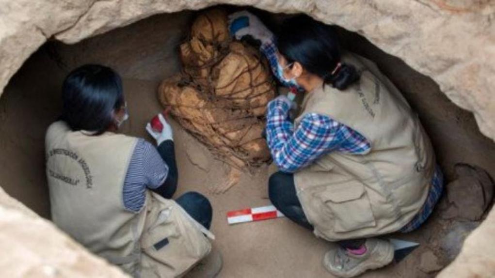 Σπάνιο εύρημα: Αρχαιολόγοι ανακάλυψαν μούμια 800 ετών στο Περού