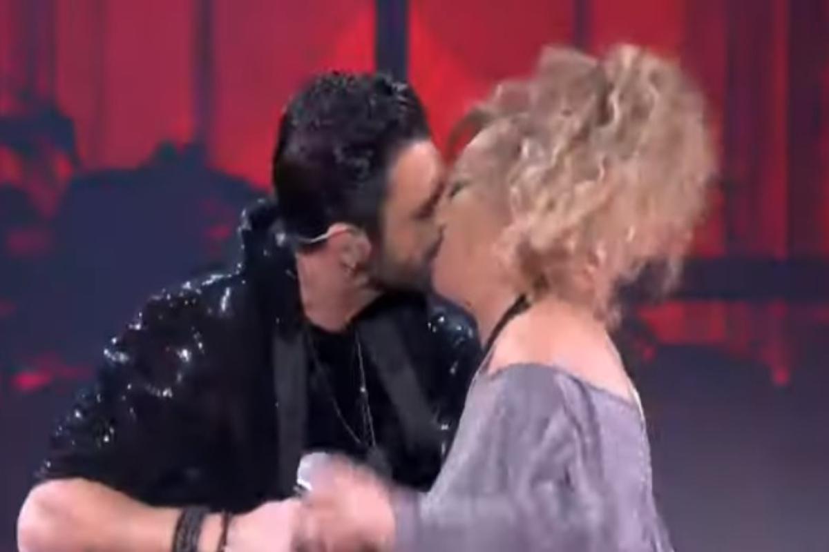 J2US: «Έμεινε» κάγκελο η Ελένη Δήμου – Την φίλησε στο στόμα ο Κόνσολος, η ατάκα για τον σύζυγό της [βίντεο]