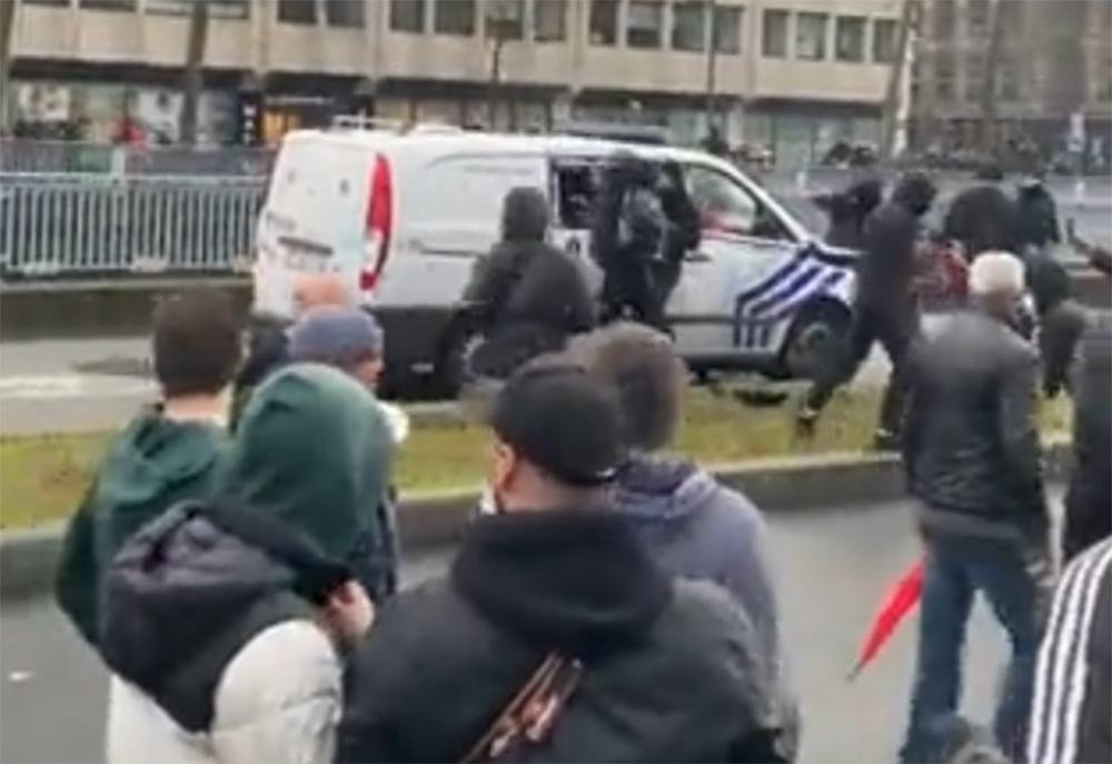 Σκηνές χάους στις Βρυξέλλες: Επεισόδια από αρνητές [βίντεο]