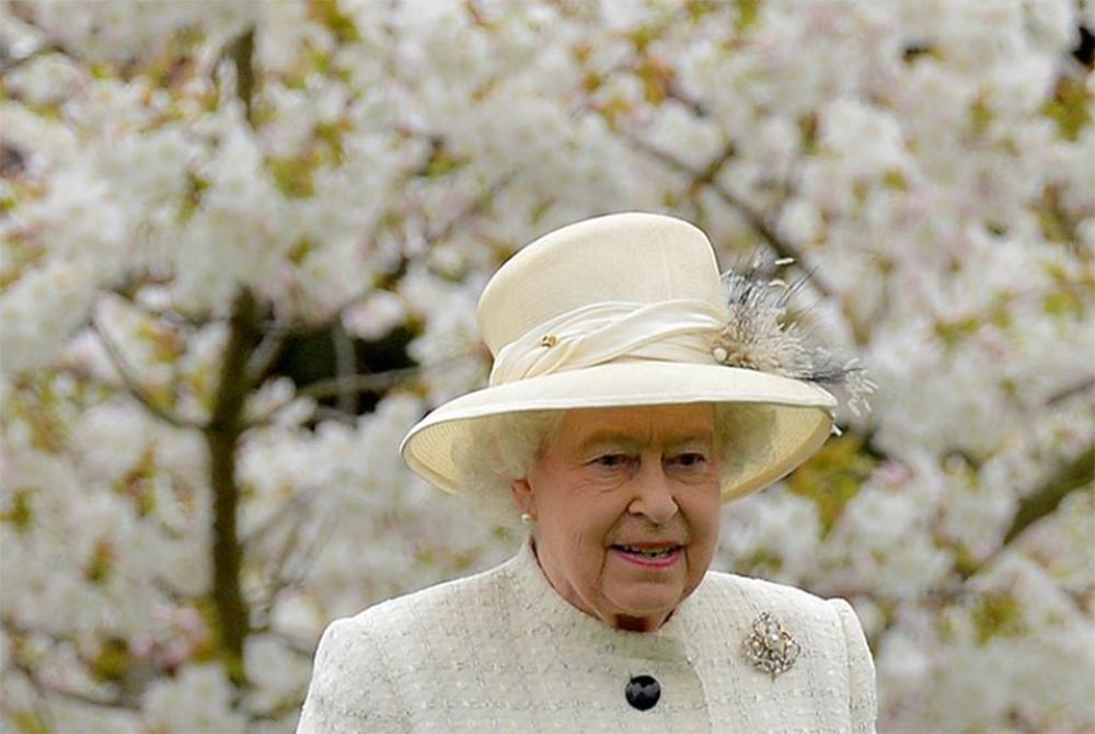 Βασίλισσα Ελισάβετ: Το χρώμα στα χέρια αποκάλυψε το πρόβλημα υγείας