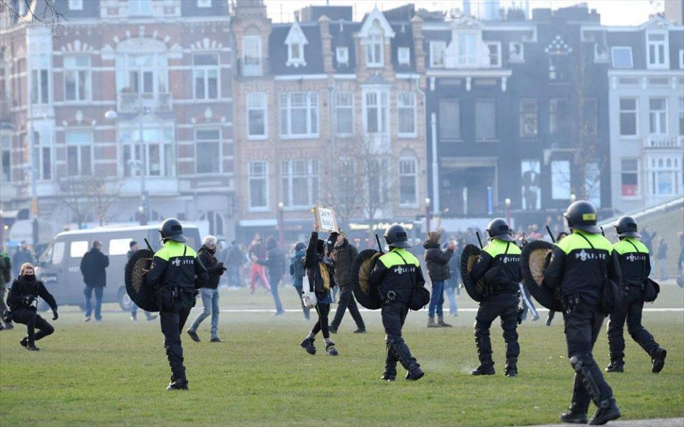Ολλανδία: Συγκρούσεις αστυνομίας και διαδηλωτών για την επαναφορά του μερικού lockdown