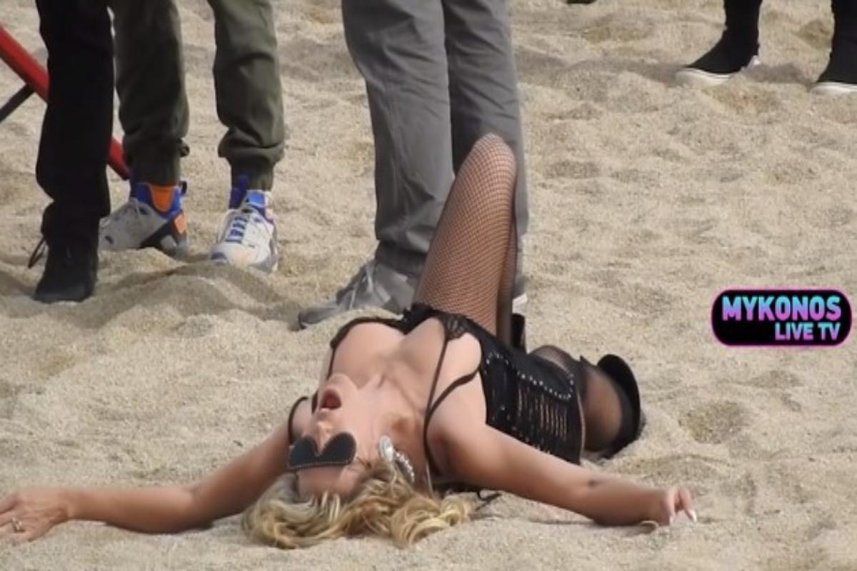 Heidi Klum: Το απόλυτο σεξαπίλ – Κυλιέται στην άμμο της Μυκόνου και το ανδρικό κοινό παραληρεί [βίντεο]