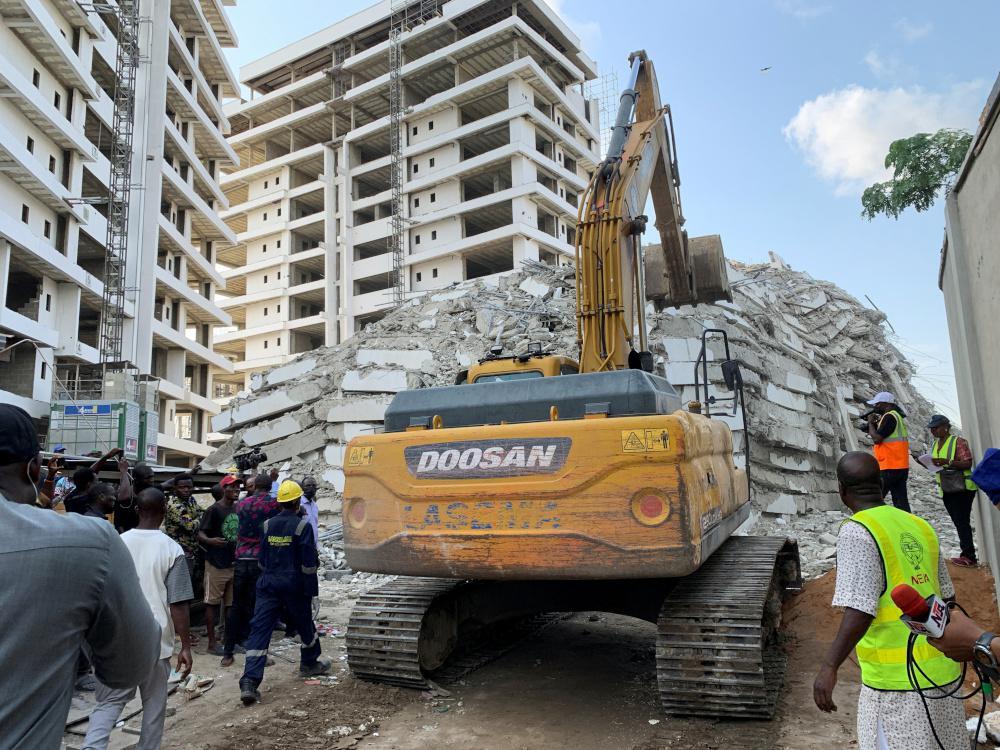 Κατάρρευση κτιρίου στη Νιγηρία: Έξι νεκροί, περίπου 100 αγνοούμενοι