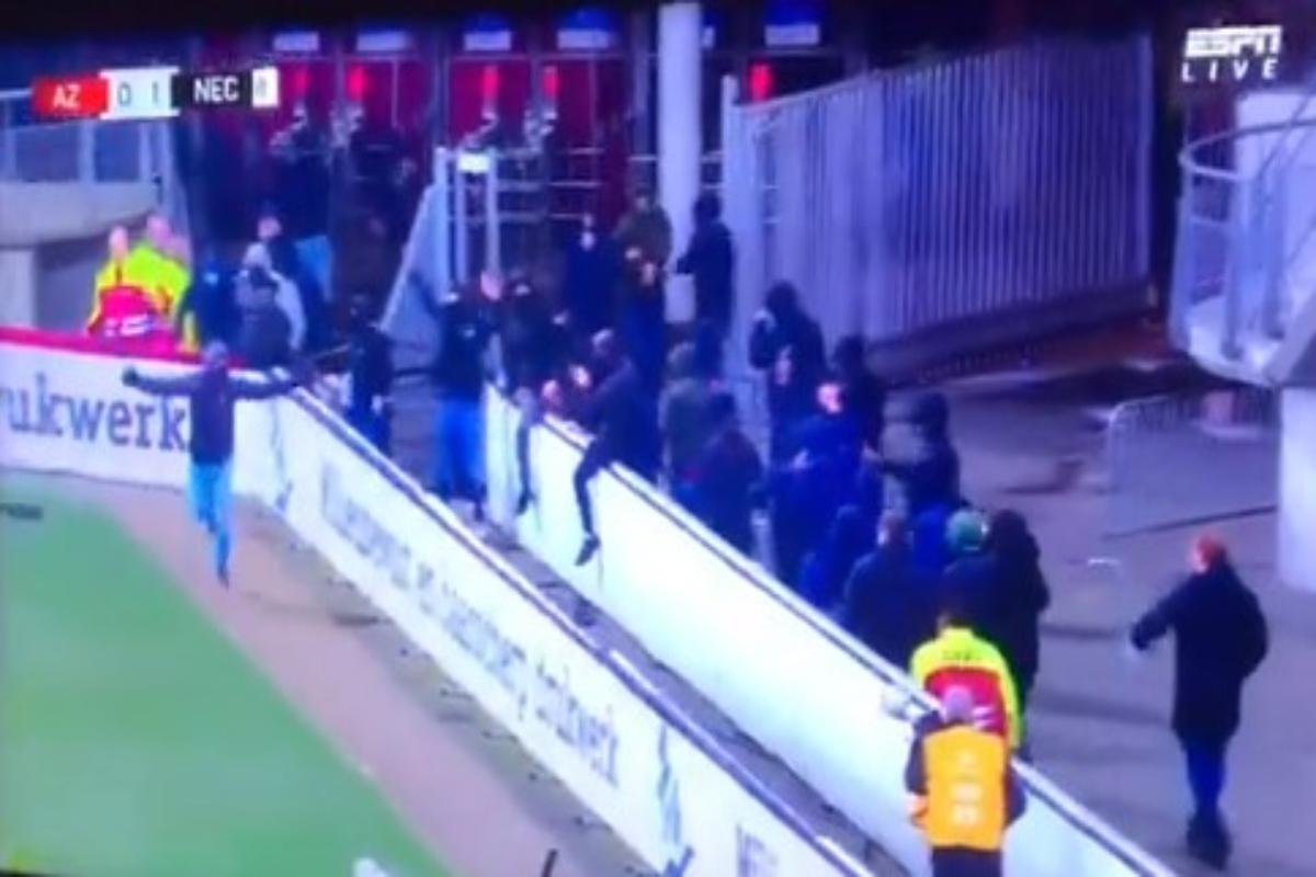 Ολλανδία: Κουκουλοφόροι διέκοψαν ματς – Μπούκαραν στο γήπεδο και διαμαρτυρήθηκαν για τα μέτρα κατά του κορονοϊού