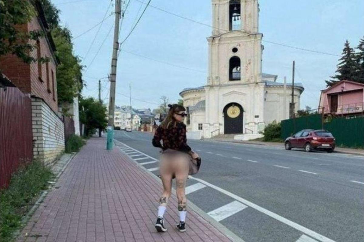 Ρωσία: Σάλος με μοντέλο του OnlyFans που φωτογραφίζεται γυμνό μπροστά από εκκλησία – Αναπαράσταση στοματικού έρωτα με φόντο έναν ναό