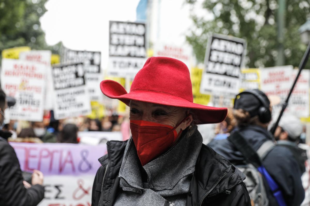 Πολυτεχνείο: Στην πορεία η Ολλανδή δημοσιογράφος Ίνγκεμποργκ Μπέουχελ – Σήμα κατατεθέν το κόκκινο καπέλο της