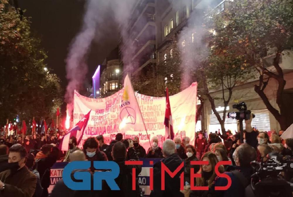 Πολυτεχνείο - Θεσσαλονίκη: Έκαψαν την αμερικανική σημαία