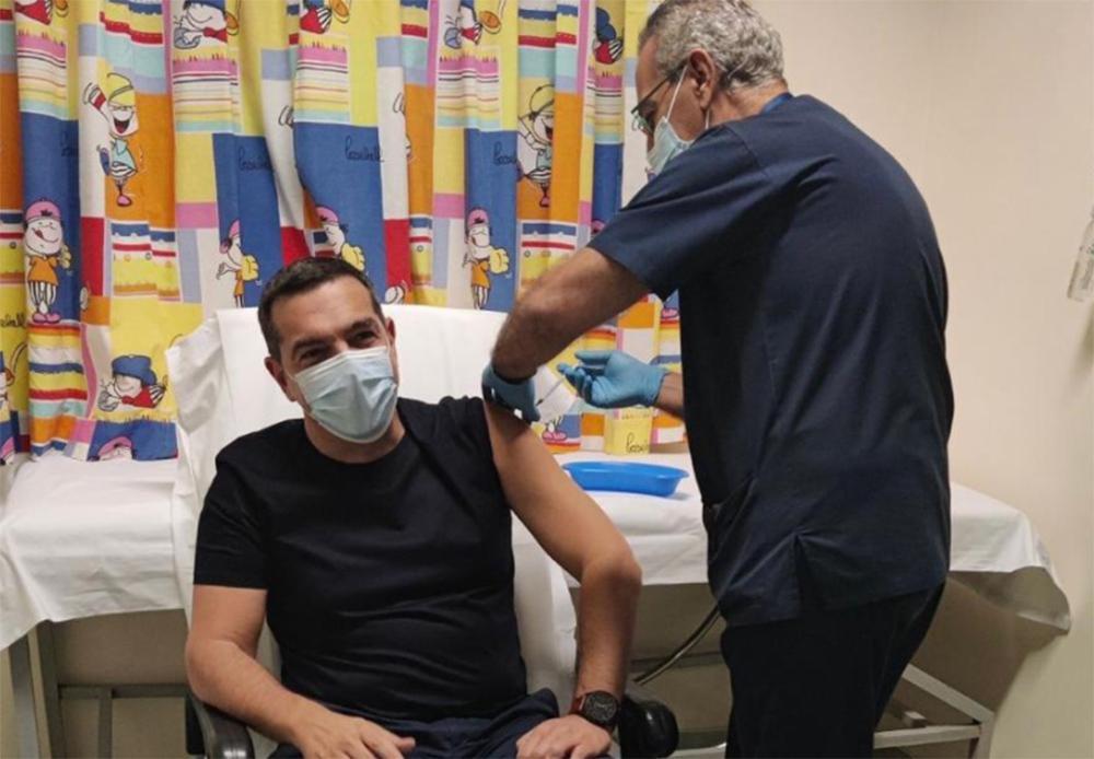 Κορονοϊός: Έκανε την τρίτη δόση του εμβολίου ο Αλέξης Τσίπρας